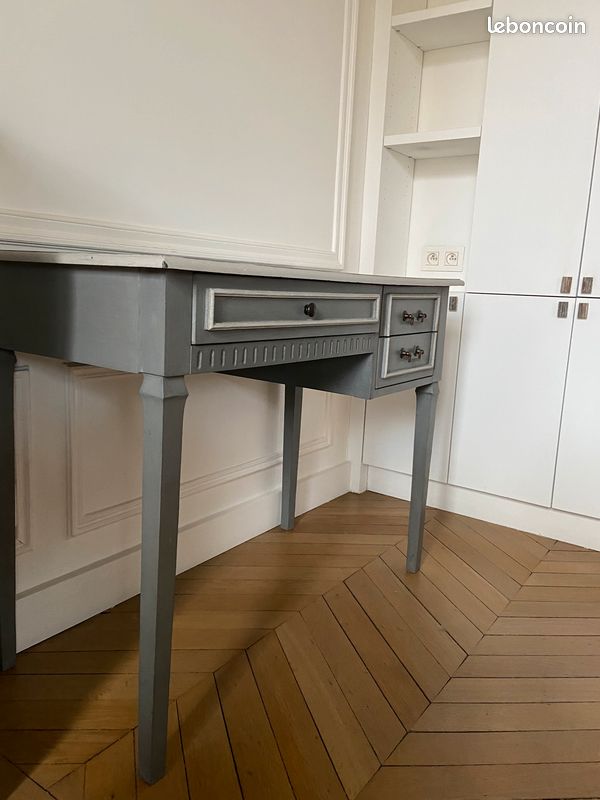 Bureau en bois gris clair (image 3)