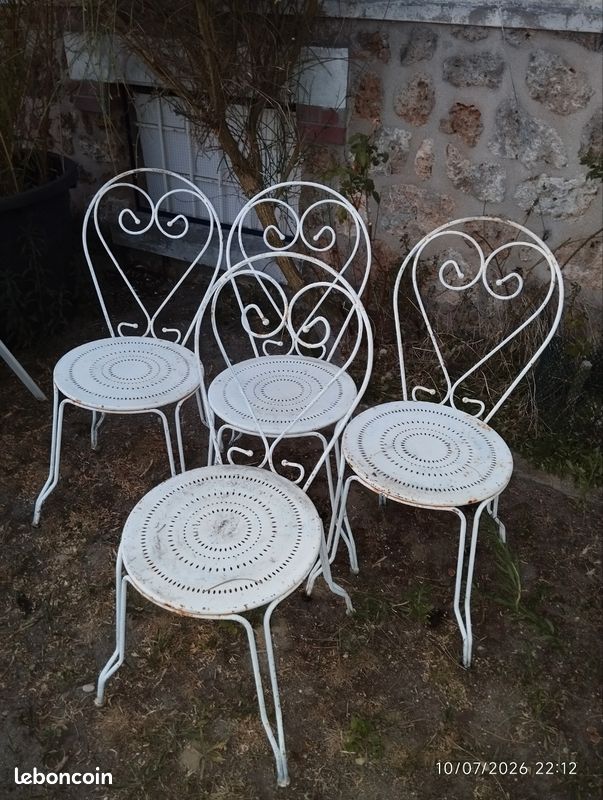Ensemble de 4 chaises de jardin anciennes en fer forgé – Style Romantique (image 1)