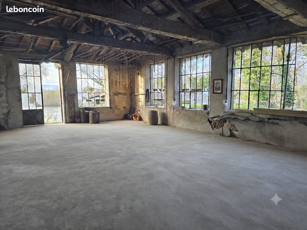Maison 3 pièces 215 m² · à Guéreins · 215 m² · 190 000 €