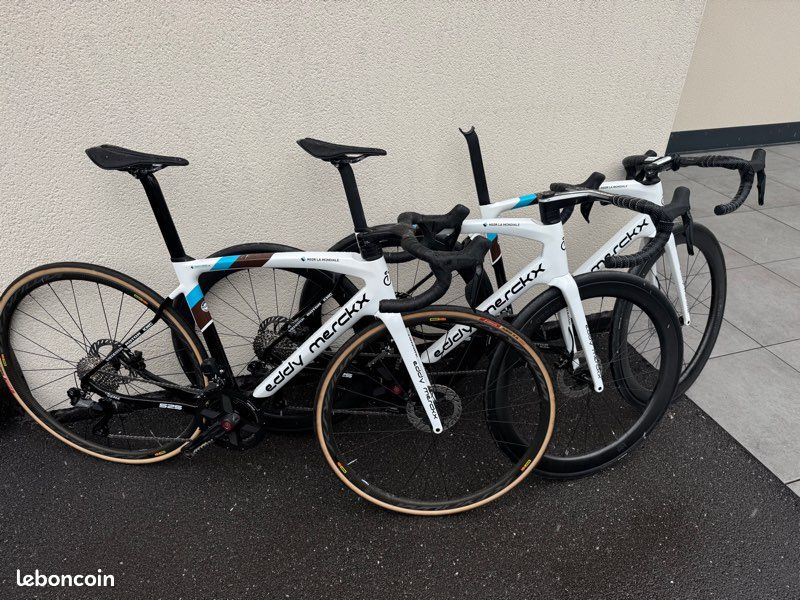 Dispo en XS, S, M, L et XL ) Vélo de route team AG2R Eddy Merckx 525 disc - groupe Shimano 105 di2 12 vitesses - roues carbone Mavic / Newmen (image 10)