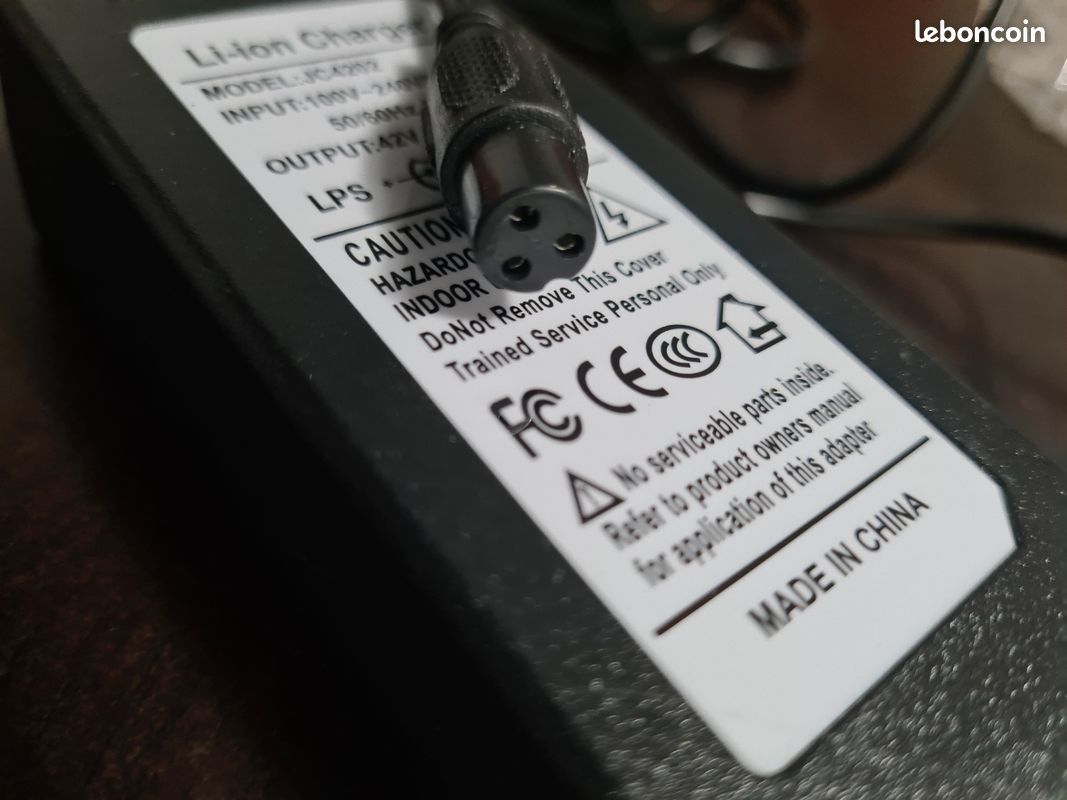 Chargeur Trottinette électrique 42V 2A - Adaptateur Remplacement Générique - Bon état