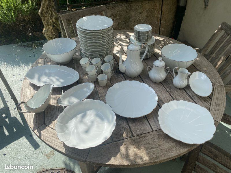Service de table complet en porcelaine de Limoges L.E.C. R. Leclair – Modèle torsadé – 68 pièces – Blanc et filets argentés (image 4)
