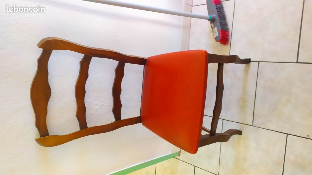 Chaise en bois (image 1)