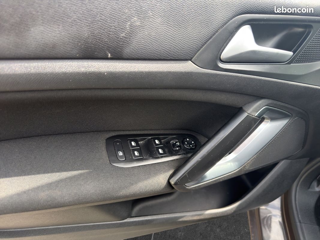 PEUGEOT 308 1.2 PureTech 110ch SS BVM5 Allure (image 18)
