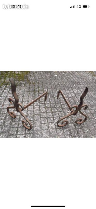 Ancienne paire de chenets en fer forgé avec pomme de pin en laiton
