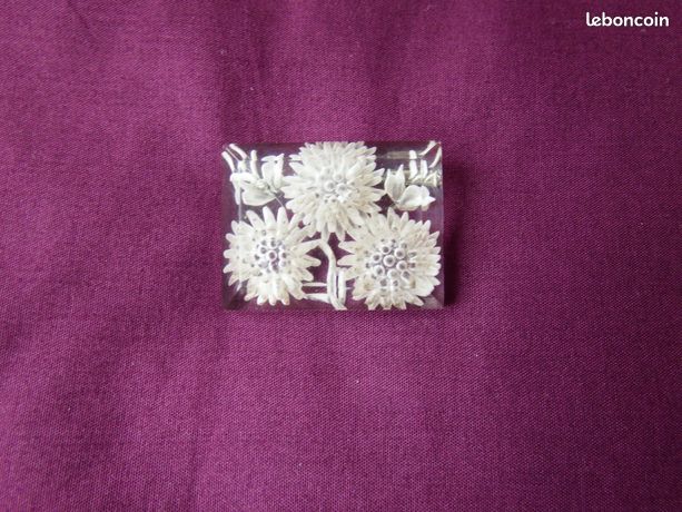 Broche Vintage En Plexiglas Avec Inclusion De Feuillage Doré - Très Bon état