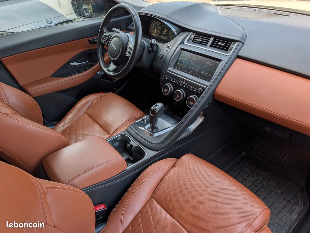 JAGUAR E-PACE 2.0 200CV HSE AWD - ENTRETIEN JAGUAR EXCLUSIF - CAMERA - ATTELAGE - ZERO DEFAUT - GARANTIe (image 17)