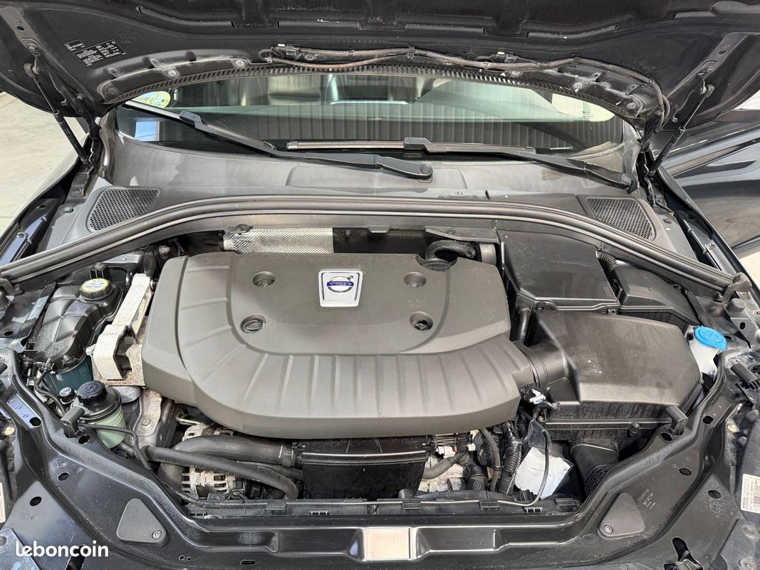 Volvo xc 60 r-design 2.4 d5 awd 215 ch geartronic 4x4 en boite automatique / distribution faite / garantie (image 10)