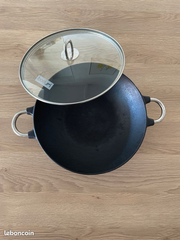 Wok Bodum en fonte Chambord - Arts de la table