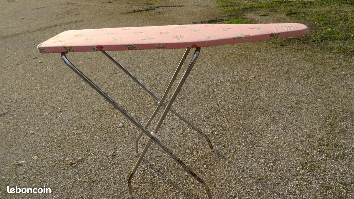 Table à repasser réglable en hauteur (image 1)