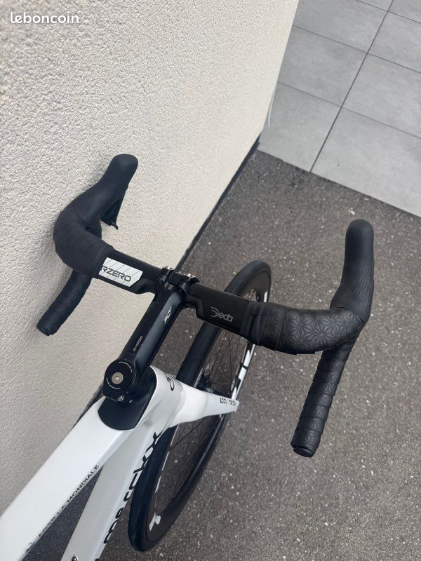 Dispo en XS, S, M, L et XL ) Vélo de route team AG2R Eddy Merckx 525 disc - groupe Shimano 105 di2 12 vitesses - roues carbone Mavic / Newmen (image 3)