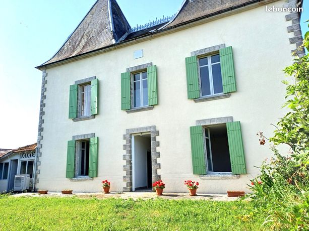 Maison de caractère au cœur de Monpazier avec jardin, garage et fort potentiel