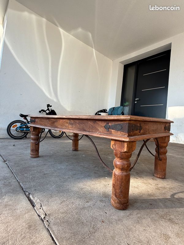 Table basse coloniale en bois et métal – pièce unique (image 2)