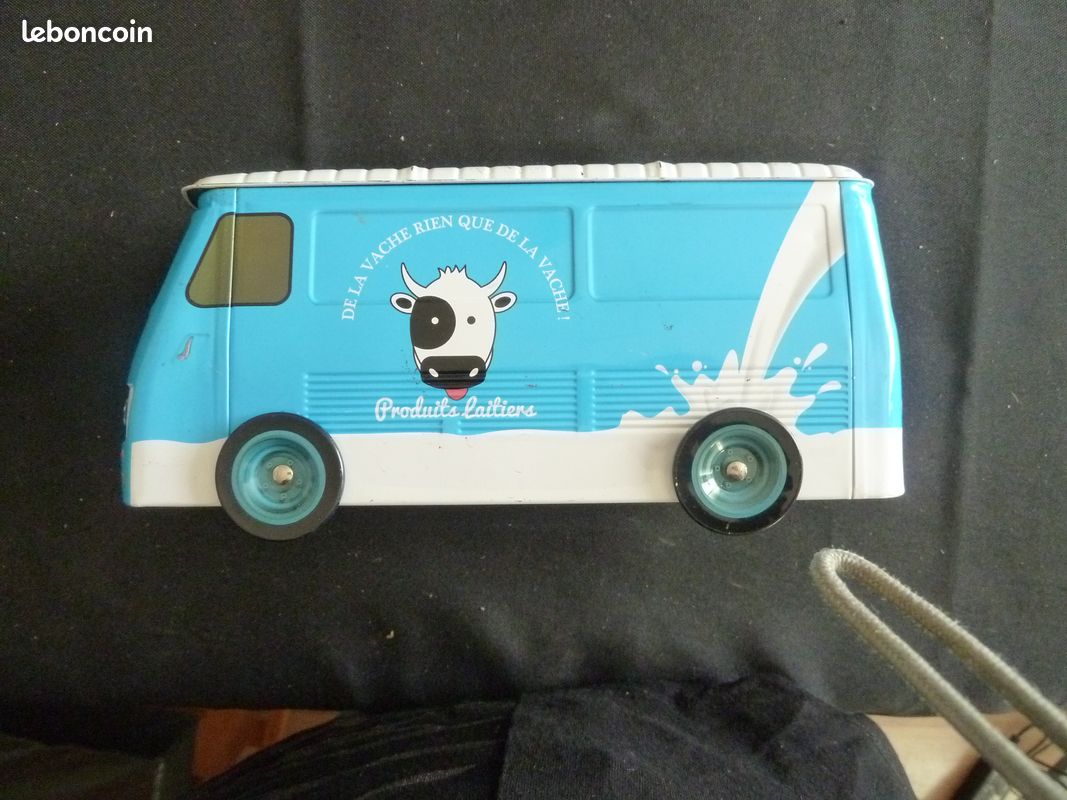 Ncienne boîte à gâteaux ou à biscuits en métal lithographié en forme de fourgonnette Peugeot J7 publicitaire sur le thème des produits laitiers (« De la vache, rien que de la vache  » (image 9)