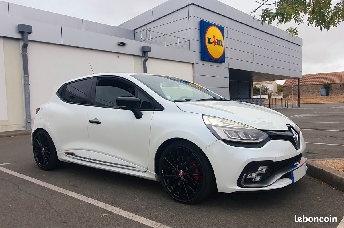 Clio 4 RS Trophy (image 1)
