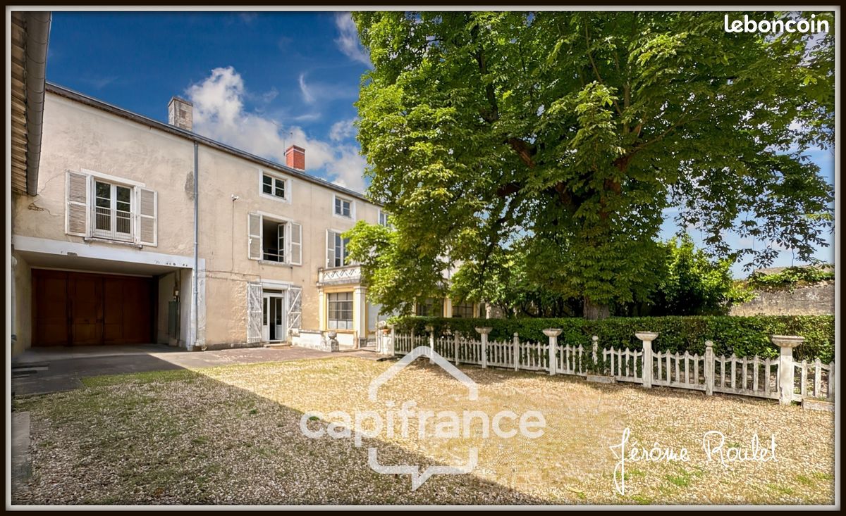 Maison 11 pièces 305 m² · à Neuville-de-Poitou · 305 m² · 255 000 €