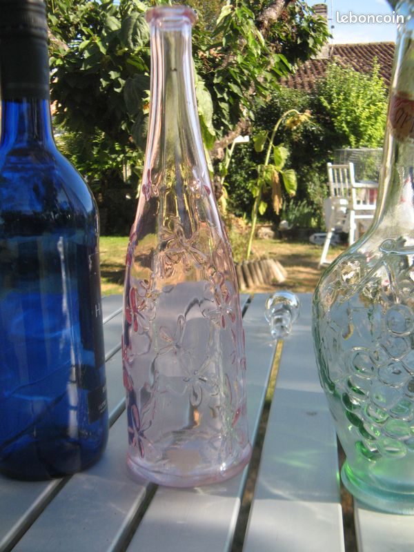 Bouteilles en verre rose et bleue (image 3)