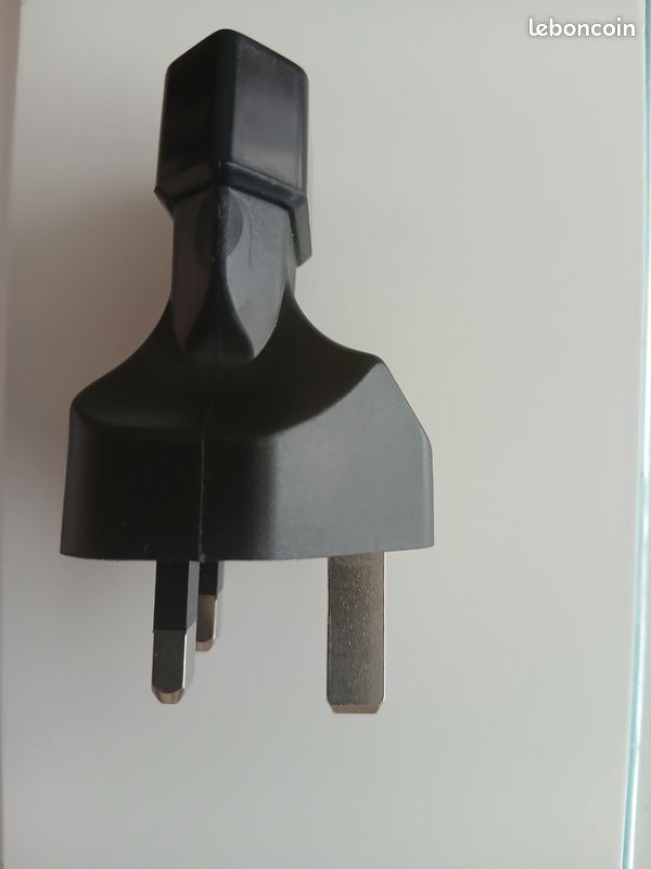 Adaptateur prise UE . 3 branches . Une prise secteur . Neuf (image 2)