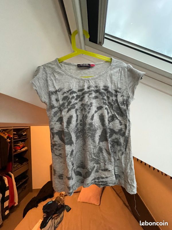 T-shirt (image 1)