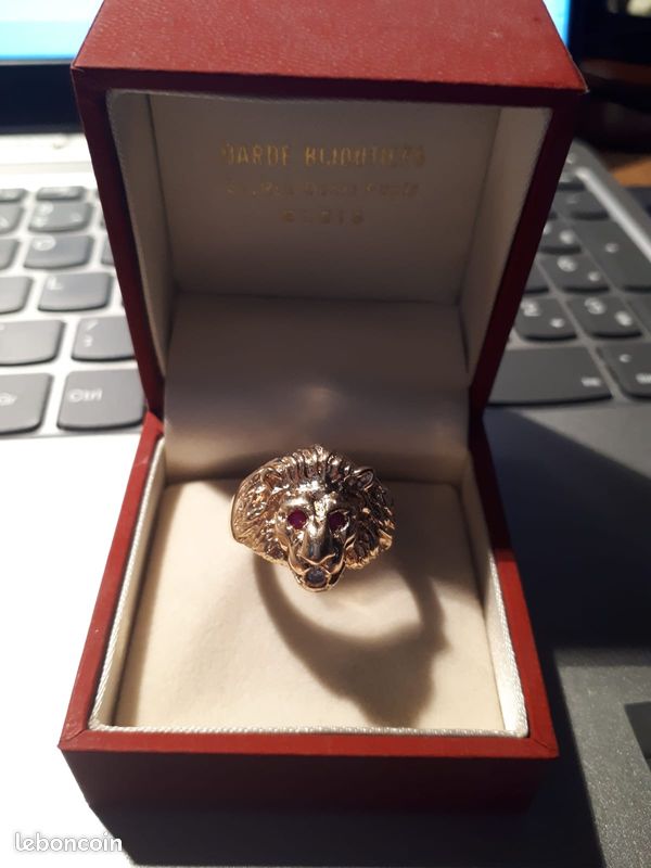 Chevalière Homme Or jaune 750 tête de lion diamant rubis Montres