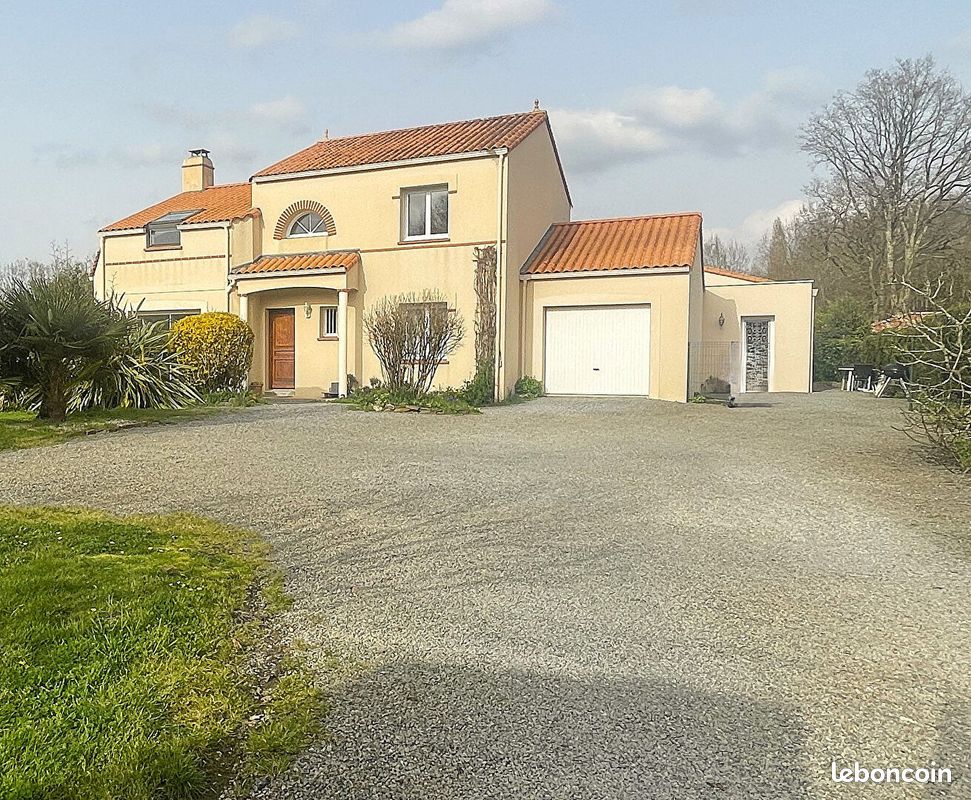 Maison 12 pièces 257 m² · à La Chevrolière · 257 m² · 443 500 €