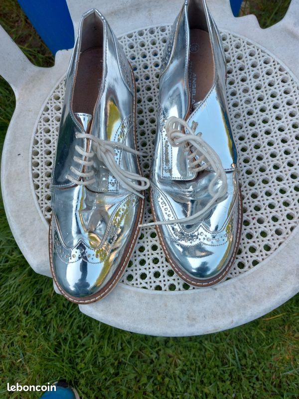 Belle paire de mocassins avec lacets. P.39 (image 1)
