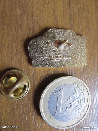 pin's tennis / peugeot 205 (zamac signé Hélium Paris