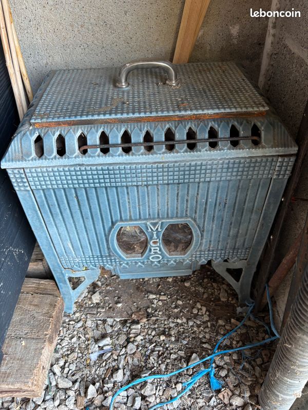 Ancien poêle en céramique (image 1)