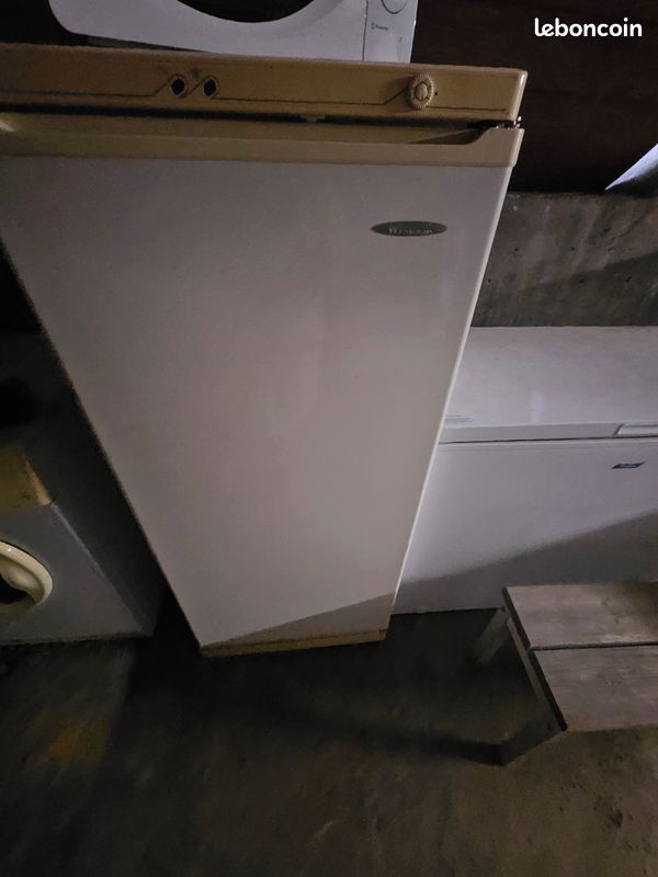 Bois . Petit frigo canapé. Table basse (image 9)