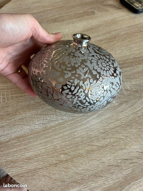 Vase boule décoratif argenté à motifs floraux – Design moderne (image 3)