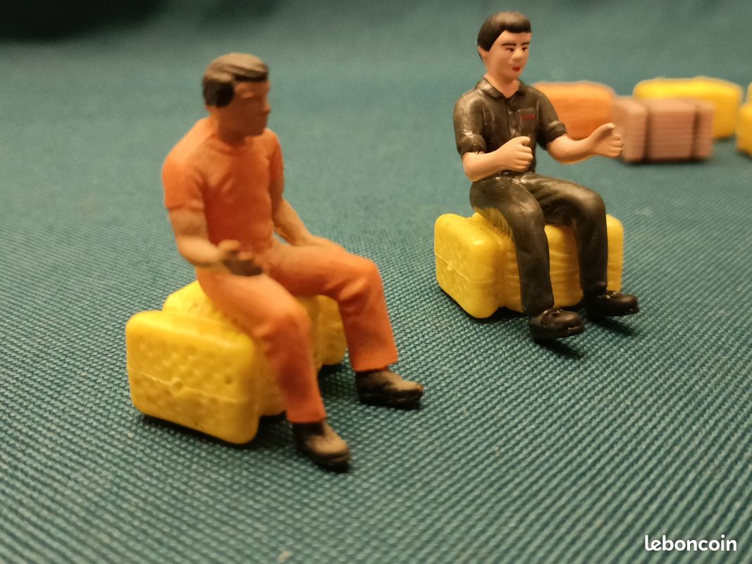 Scalextric vintage 15 bottes paille + 2 figurines assises (image 2)