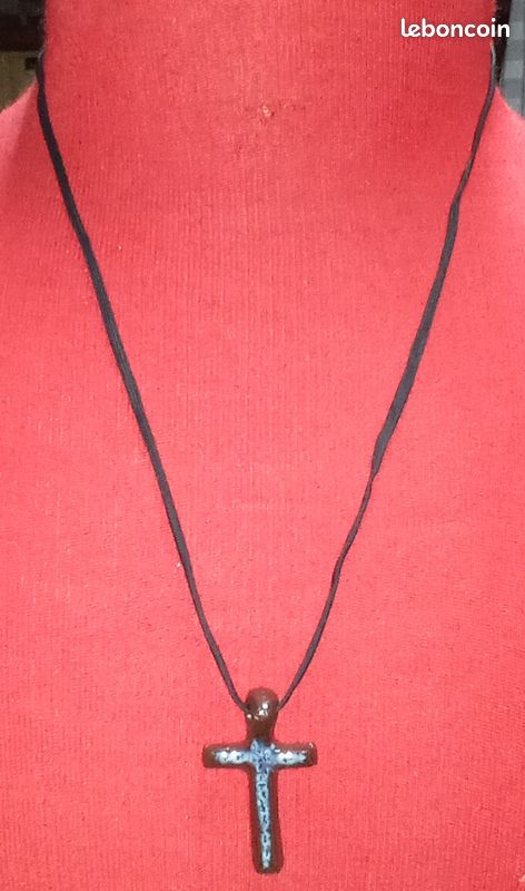 Croix en terre cuite vintage avec son cordon (image 4)