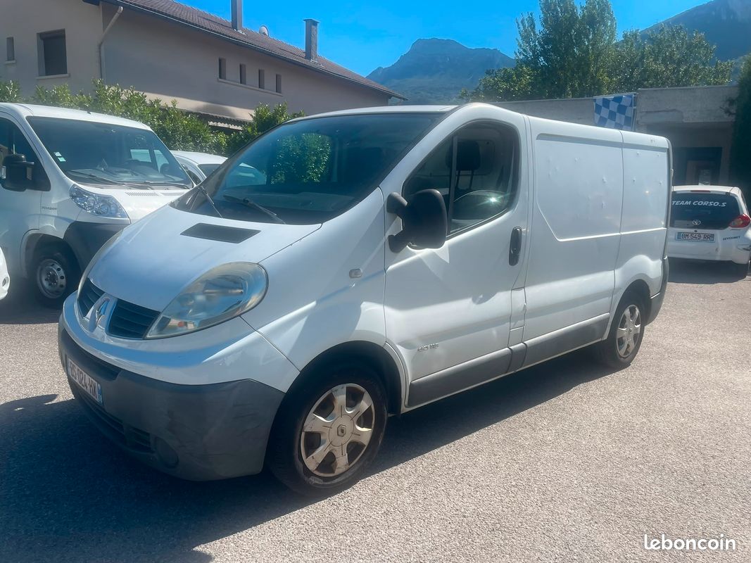 DESTOCKAGE AVANT CONGES ANNUELS A SAISIR. Roule très bien RENAULT Trafic II GRAND CONFORT Phase 2 Fourgon L1H1 1200kg 2.0 dCi 115 cv (image 1)
