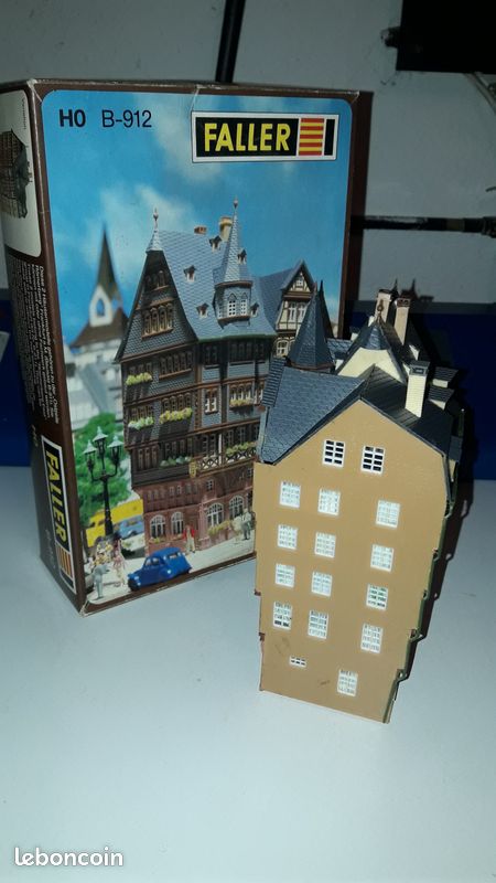 Faller 191120 - Immeuble de ville