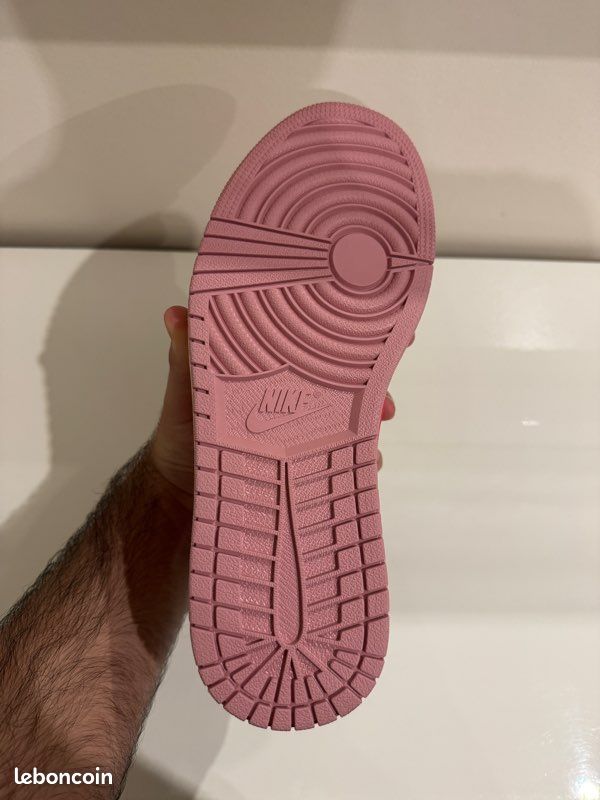 Nike Air Jordan 1 Travis taille 42 en parfaite état avec boîte (avaible with other size) (image 6)