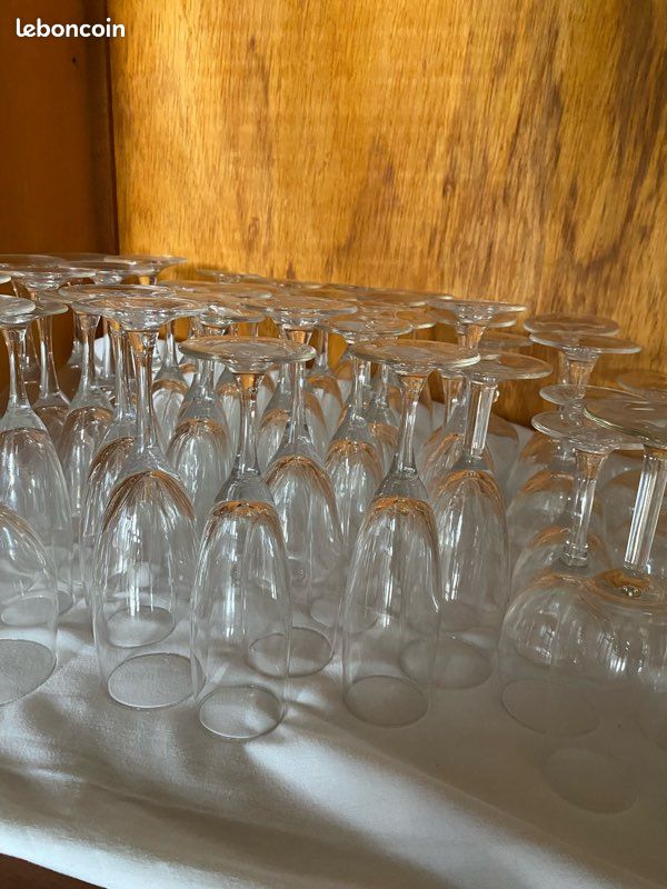 Ensemble de verres à pied divers (vin, champagne…) (image 5)