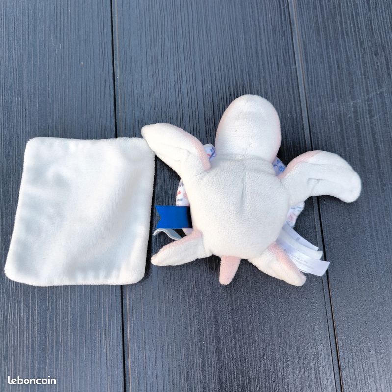 Doudou Tortue Rose blanche Doudou Et Compagnie.
Couverture blanche étoile de mer, algues, fleurs (image 5)