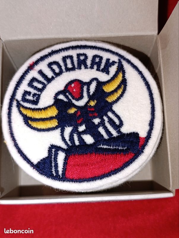 Rare présentoir vintage Goldorak 1978 +25 écussons (image 2)