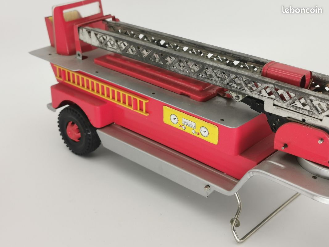 Vébé, camion de pompiers grande échelle - auctions & price archive