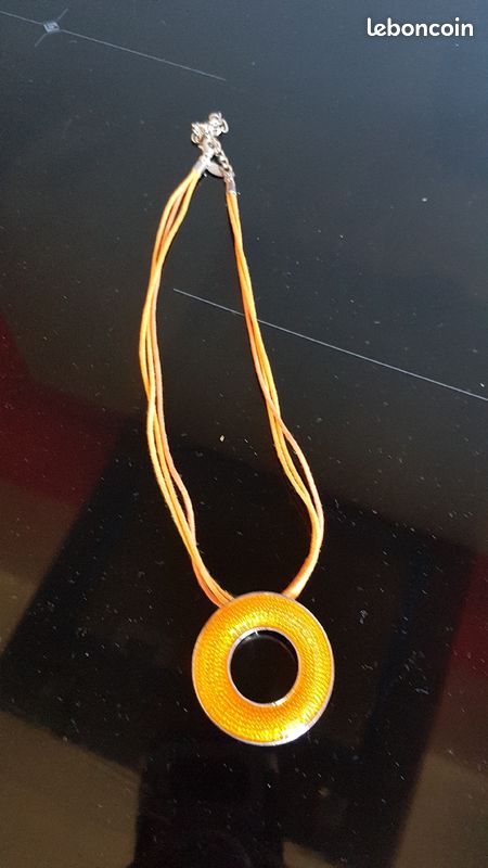 Collier orangé (image 1)