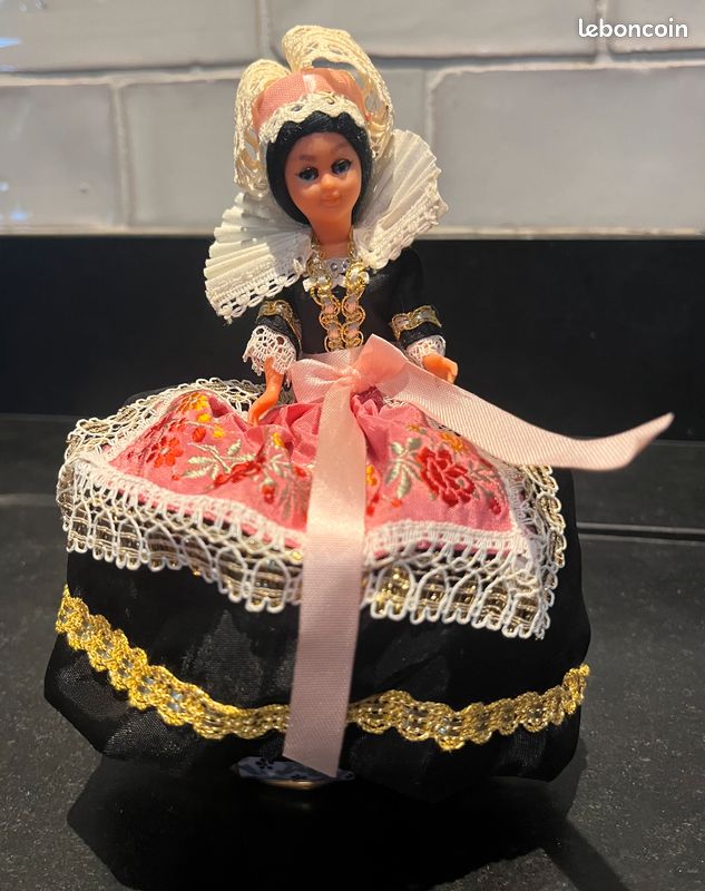 Lot de 18 Magnifiques Poupées Folkloriques de Collection Rares