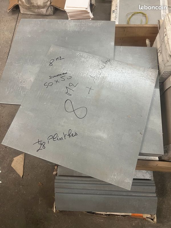 8m2 carrelage 50x50 grès cérame gris à reflet + 28 plinthes (image 1)
