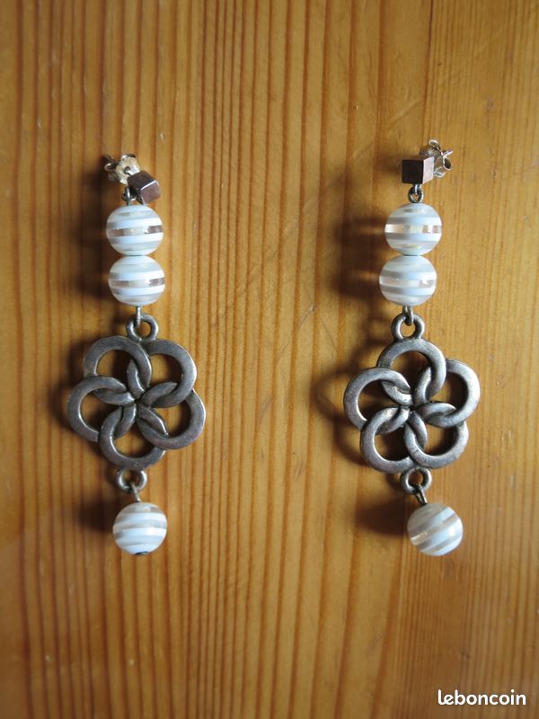 Boucles d'oreilles fantaisie fleur et perles blanches (image 2)