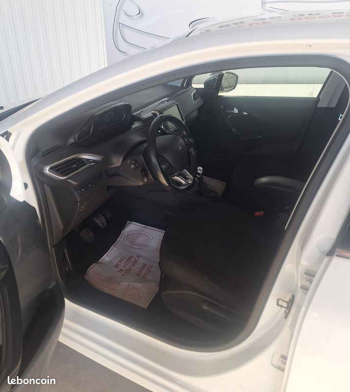 Peugeot 208 Blue HDI 100 cv Allure Business (image 4)