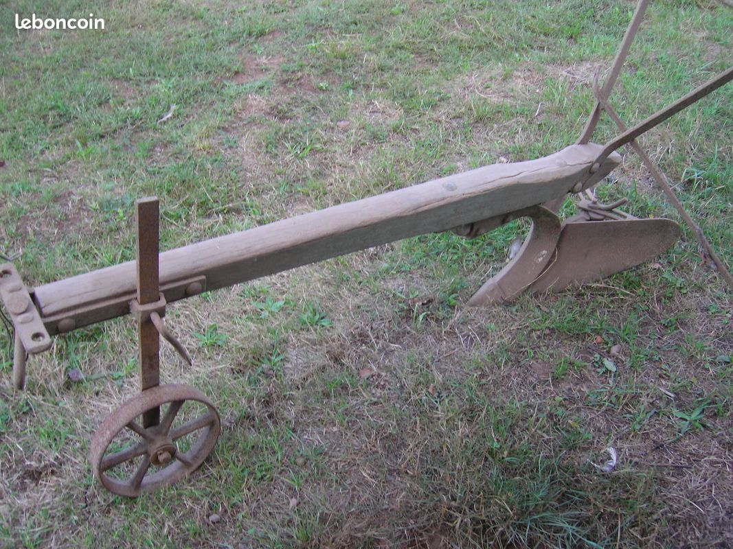 Charrue en bois (image 1)