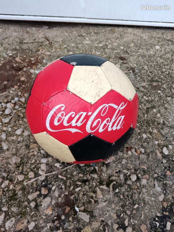 Ballon de foot au look vintage coca cola (image 1)