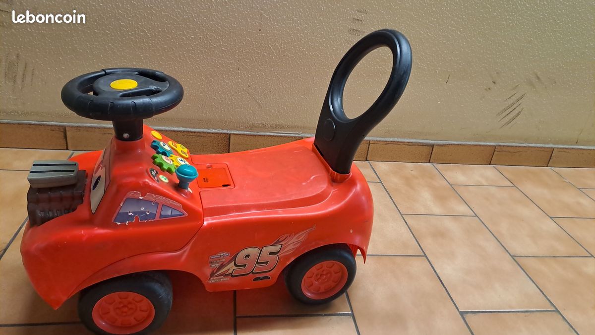 Porteur Cars Flash McQueen activites sons et lumieres Trotteur