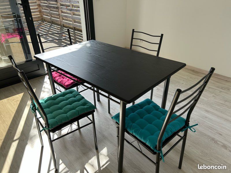 Table et chaises (image 1)