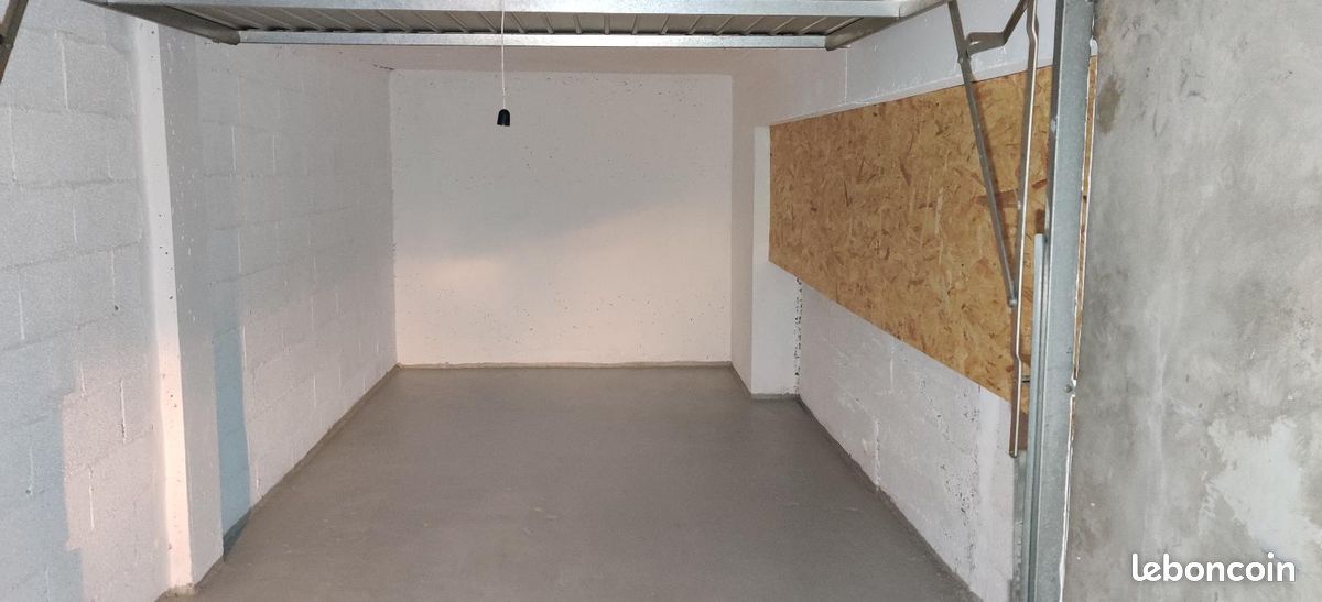 Parking 17 m² · à Grenoble · 17 m² · 95 €/mois