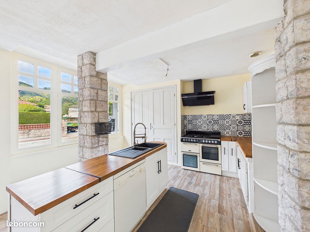 Maison 7 pièces 180 m² · à Le Cheylard · 180 m² · 210 000 €